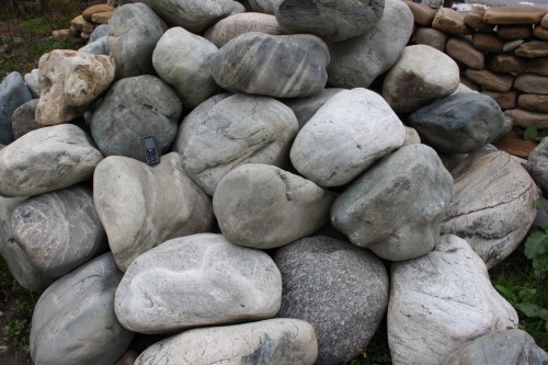  Речной валун Кабанчик фр.300-500 мм.  купить в Москве крупный природный камень галька серый, темно-серый речной валун галечник масштабный 7000 руб/т   фото 