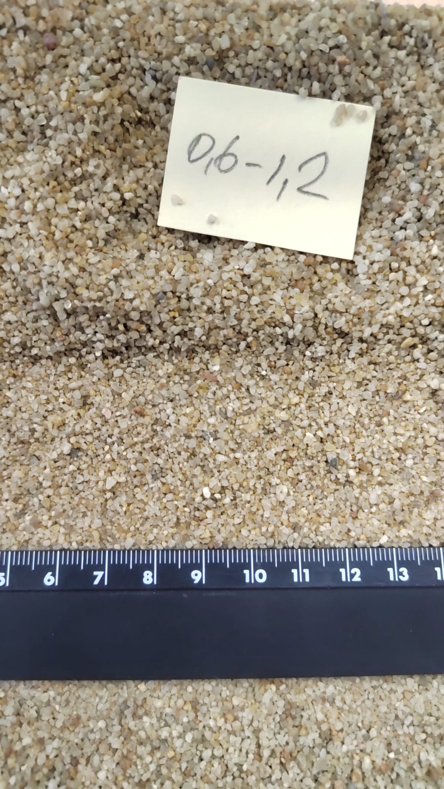 Кварцевый песок для площадок фр. 0,6-1,2 мм.  купить в Москве фото 