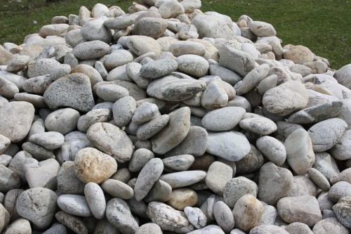  Бело-серый валунчик фр.100-300 мм.  купить в Москве крупный камень для ландшафта серый, белый бело-серый валун крупная галька 4500 руб/т   фото 