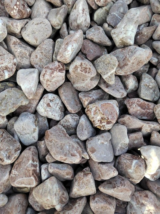 Розовая мраморная галька (щебень галтованный розовый) фр.10-20 мм.  купить  в Москве мрамор розовый, красный ландшафтный декоративный окатанный округлый щебень 13500 руб/т   фото 