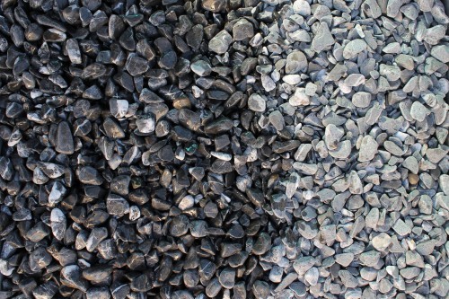  Черная галька с прожилками (галтованный черный мрамор) фр.10-20 мм.  купить  в Москве мрамор черный с белыми прожилками, черный, белый окатанный округлый ландшафтный декоративный щебень 13500 руб/т   фото 
