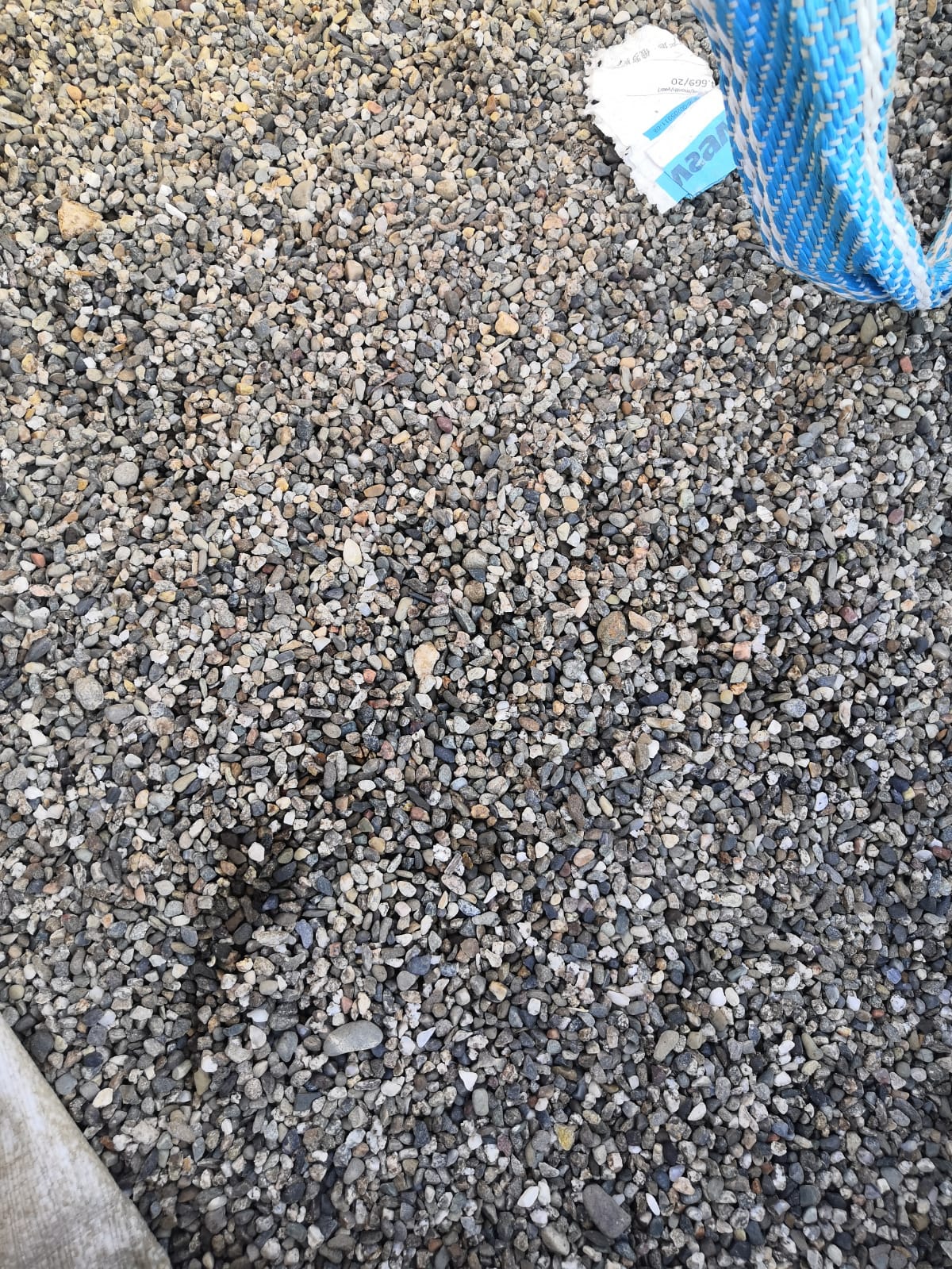  Галька речная окат (серая) фр.3-5 мм купить   в Москве галька речная серая бежевый темно-серый окатанный речной камень округлый 8000 руб/т   фото 