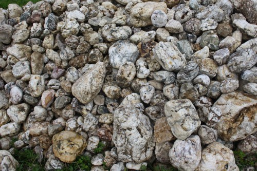  Кварцевый валунчик фр.100-300 мм.  купить в Москве кварц белый, бежевый молочный рыжий крупный природный камень галечник 7850 руб/т   фото 