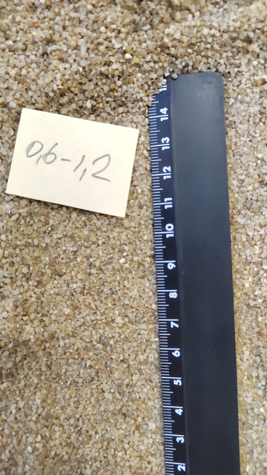 Кварцевый песок для площадок фр. 0,6-1,2 мм.  купить в Москве фото 