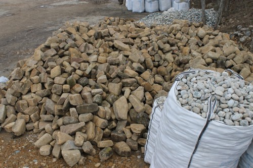 Песчаник для строительства и кладки блочный (фр 100-200 мм)  купить  в Москве песчаник бежевый серый рыжий валун мелкий для строительства песчаник 6500 руб/т   фото 