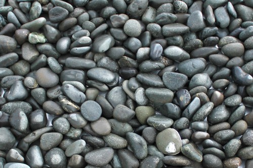  Галька речная окат (темно-серая) фр. 70-150 мм. купить   в Москве галька речная темно-серая, синяя, серая речная галька округлая  5000 руб/т   фото 