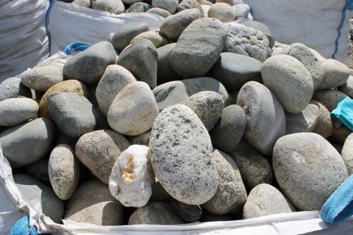  Речной валун (Ассорти) фр.100-300 мм.  купить в Москве галечник серый, темно-серый, светло-серый речная галька крупных размеров 4200 руб/т   фото 