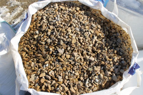  Щебень крошка желтый (песчаник) фр. 20-40 мм.  купить  в Москве песчаник бежевый рыжий каменная крошка песчаника 7 200 руб/т   фото 