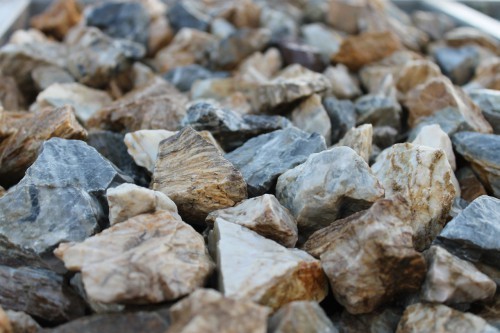  Мраморная крошка (щебень крошка медовый) фр. 20-40 мм.  купить  в Москве мрамор бежевый рыжий желтый ландшафтная мраморная крошка 9900 руб/т   фото 