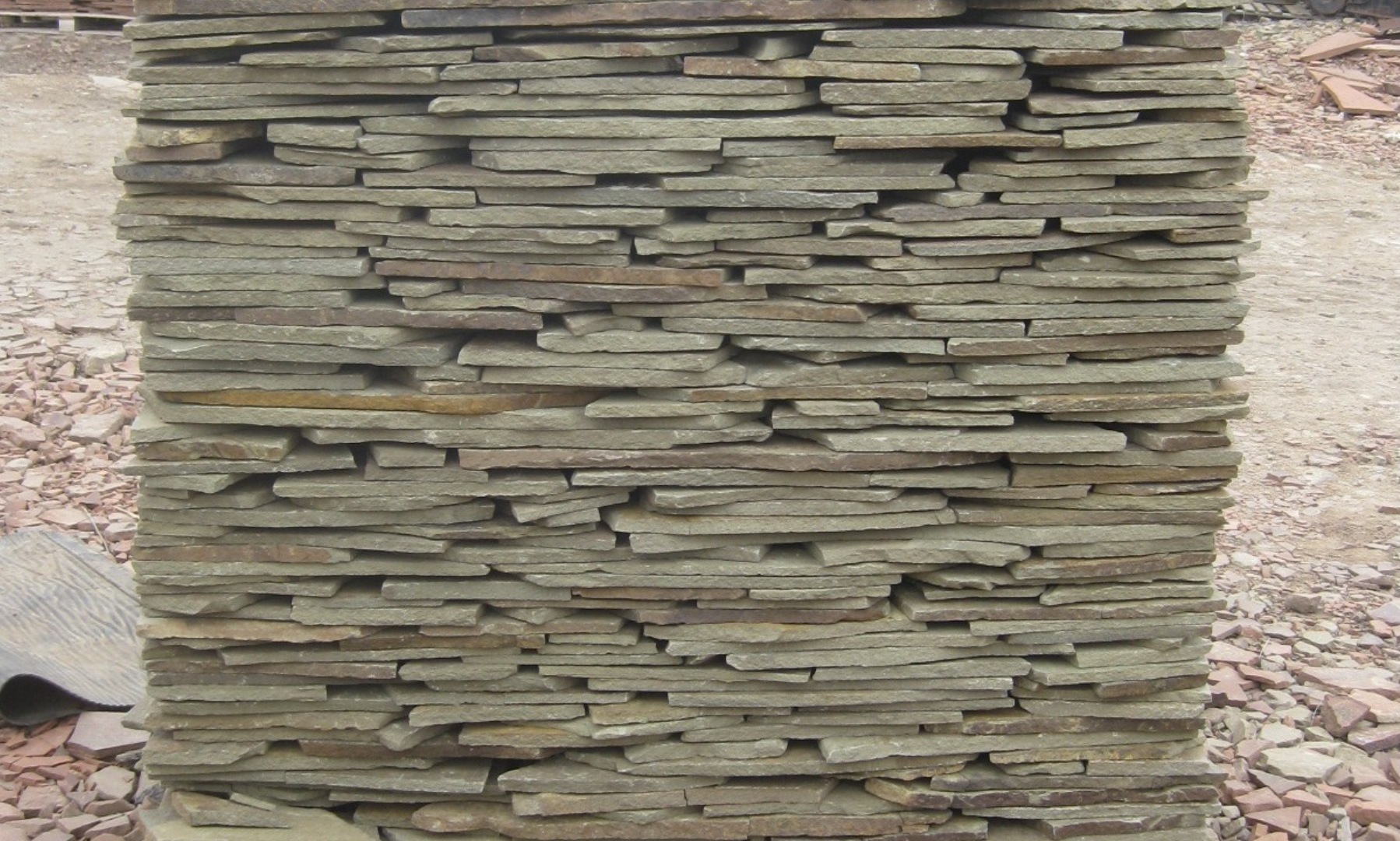 Песчаник пластушка серо-зеленый (1,5 см)  купить  в Москве плитняк - пластушка серо-зеленый, серый, зеленый пластушка рваная ландшафтная колотая 7 500 руб/м3   фото 