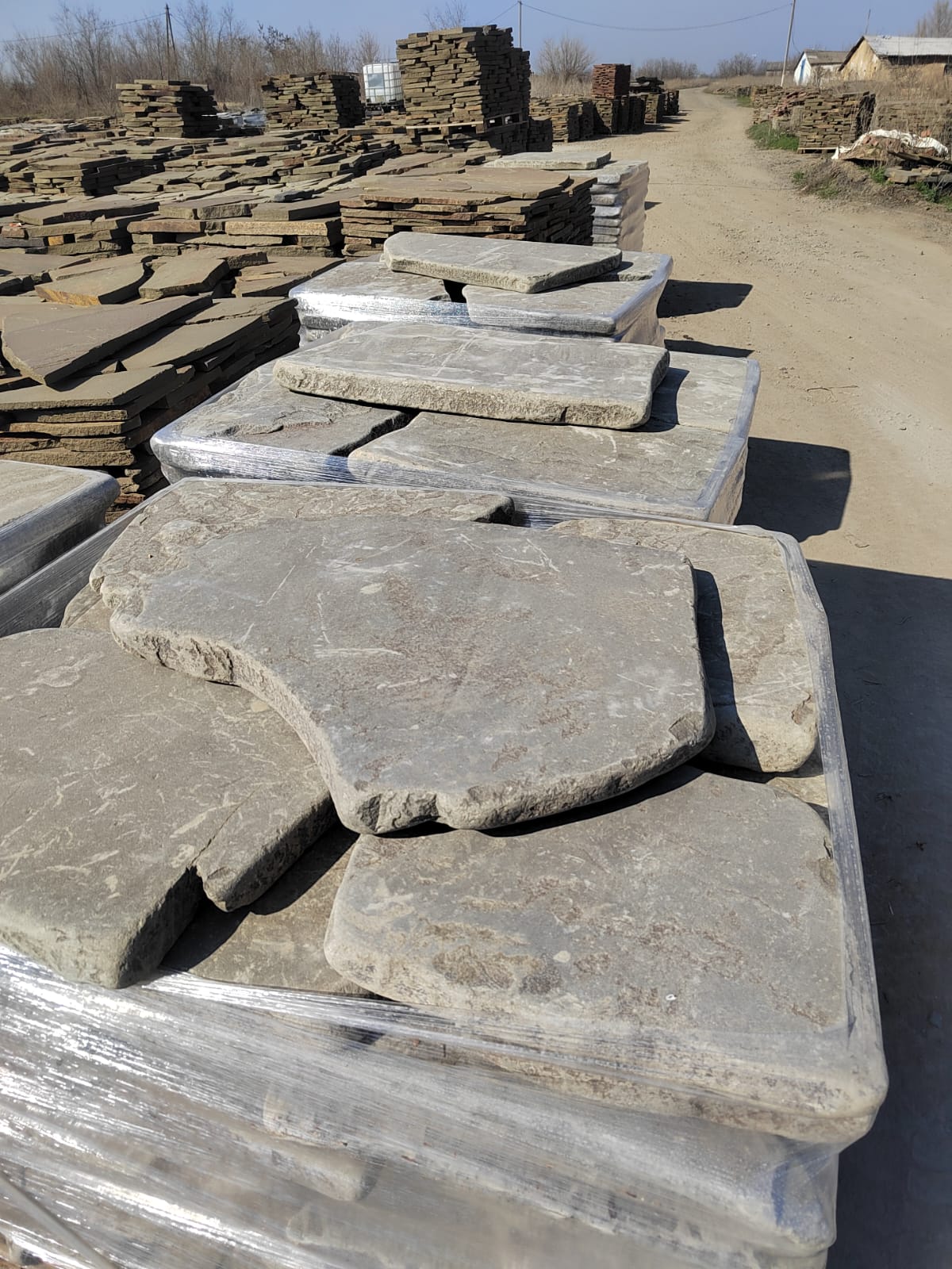 Песчаник пластушка галтованная светло-серая (3,0 см)  купить  в Москве песчаник светло-серый, серый ландшафтный камень рваный колотый 12 000 руб/м3   фото 