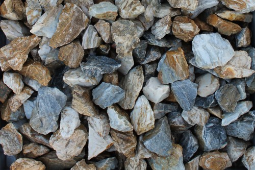  Мраморная крошка (щебень крошка медовый) фр. 20-40 мм.  купить  в Москве мрамор бежевый рыжий желтый ландшафтная мраморная крошка 9900 руб/т   фото 