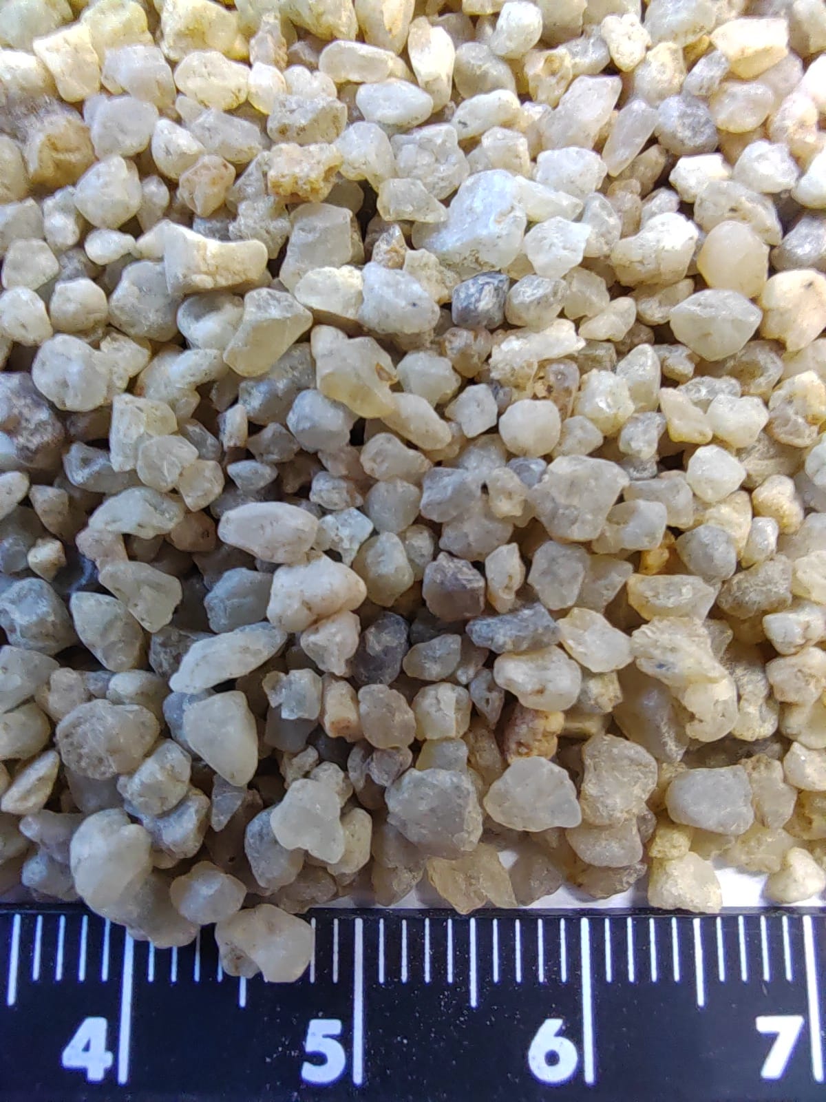 Кварцевый песок для водоподготовки фр. 1,6-3 мм.  купить в Москве фото 