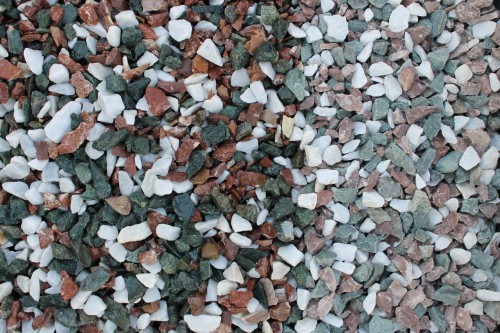  Мраморная крошка (щебень крошка микс: белый-зеленый-розовый) фр. 10-20 мм.  купить  в Москве мрамор белый, зеленый, розовый декоративный ландшафтный колотый щебень 9500 руб/т   фото 