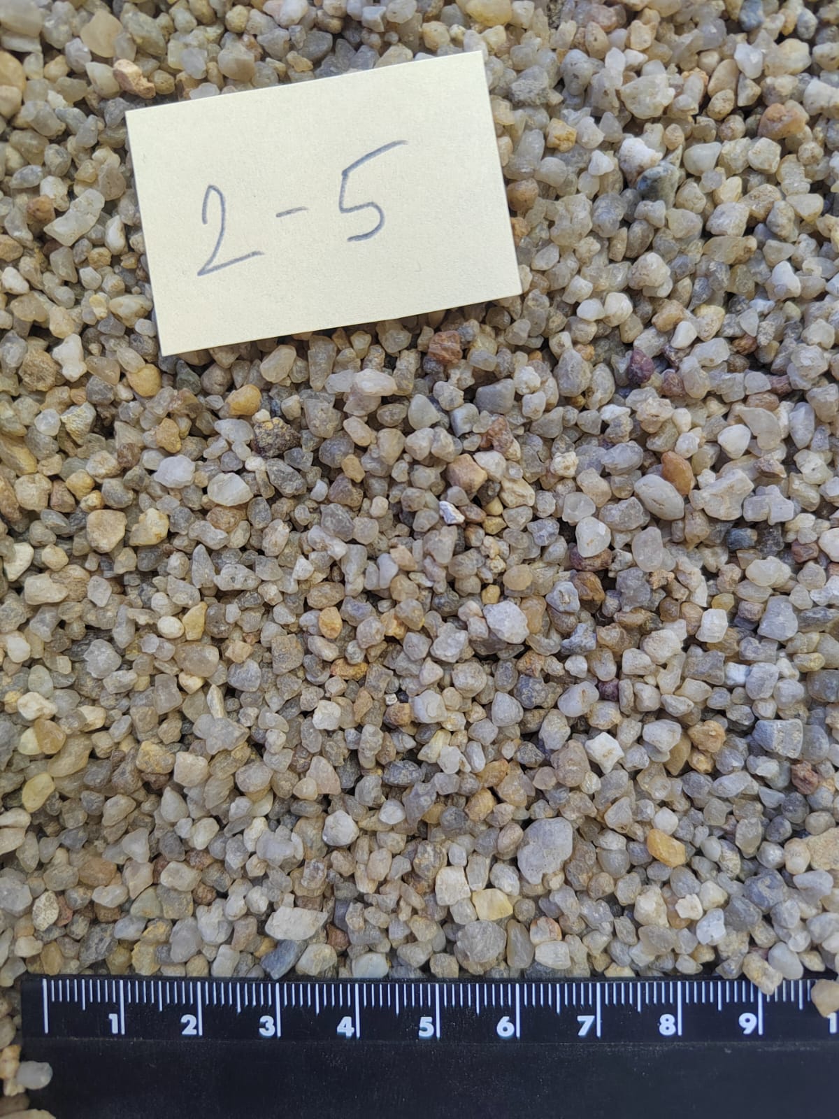 Кварцевый песок для площадок фр. 2-5 мм.  купить в Москве фото 