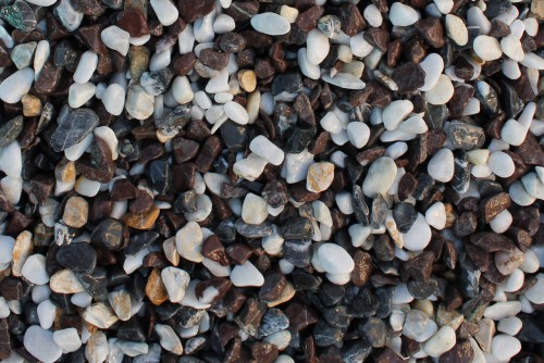  Мраморная крошка (щебень крошка микс : белый-черный-розовый) фр. 5-10 мм.  купить  в Москве мрамор белый, черный, розовый, разноцветный микс декоративная мраморная каменная крошка 9500 руб/т   фото 