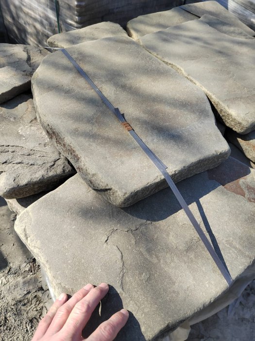  Песчаник пластушка светло-серый (4,0 - 6,0 см)  купить  в Москве плитняк - пластушка светло-серый песчаник 7 500 руб/м3   фото 