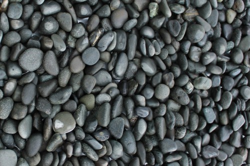  Галька речная окат (темно-серая) фр. 70-150 мм. купить   в Москве галька речная темно-серая, синяя, серая речная галька округлая  5000 руб/т   фото 