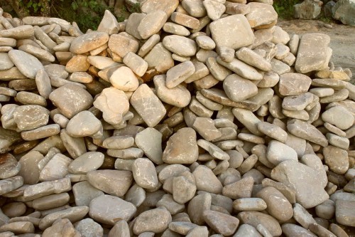 Песчаник для мощения дорожек, площадок, парковок ( фр 5-10 см)  купить  в Москве песчаник  серый желтый коричневый рыжий песчаник оголтованный окатанный 6500 руб/т   фото 
