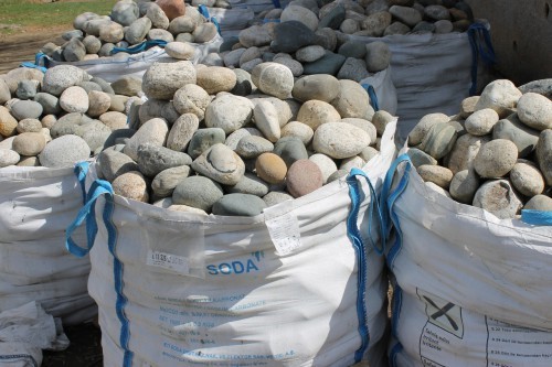  Речной валун (Ассорти) фр.100-300 мм.  купить в Москве галечник серый, темно-серый, светло-серый речная галька крупных размеров 4200 руб/т   фото 