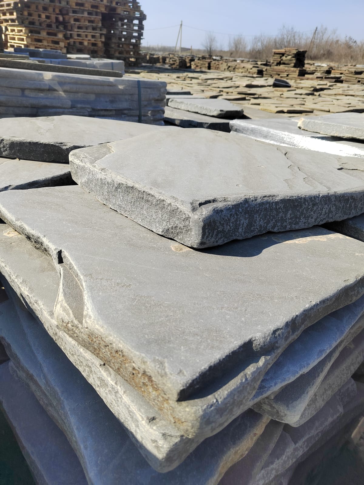 Песчаник пластушка светло-серый (4,0 - 6,0 см)  купить  в Москве плитняк - пластушка светло-серый песчаник 7 500 руб/м3   фото 