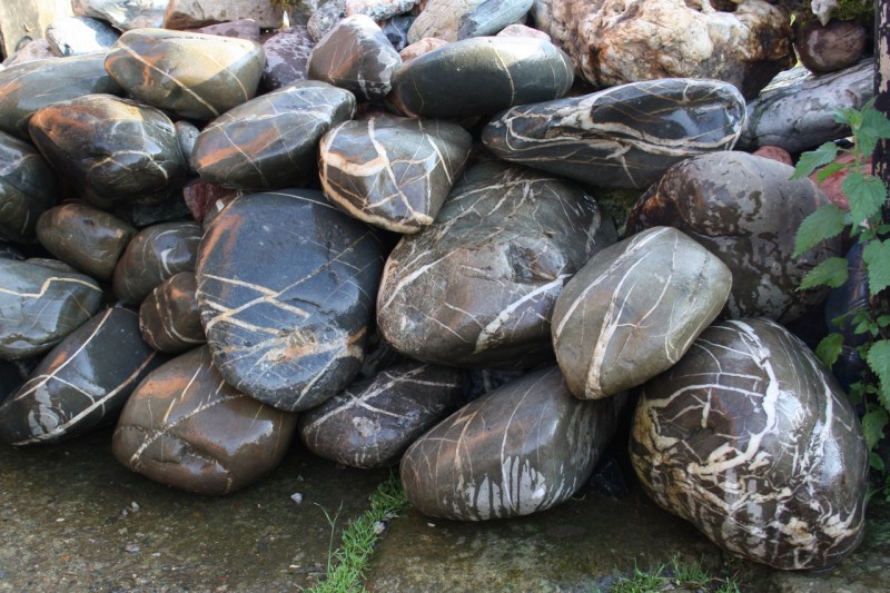  Валунчик Паутинник фр.100-300 мм  купить в Москве крупный природный камень галечник темно-серый с прожилками белый черный речной валунчик 5000 руб/т   фото 