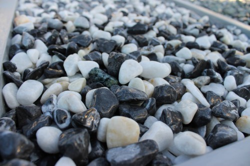  Галька Далматин мраморная (щебень галтованный микс:белый-черный) фр.10-20 мм.  купить  в Москве мрамор белый, черный окатанные округлые декоративные ландшафтные камни щебня 14500 руб/т   фото 