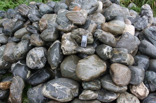 Валунчик Паутинник фр.100-300 мм  купить в Москве крупный природный камень галечник темно-серый с прожилками белый черный речной валунчик 5000 руб/т   фото 