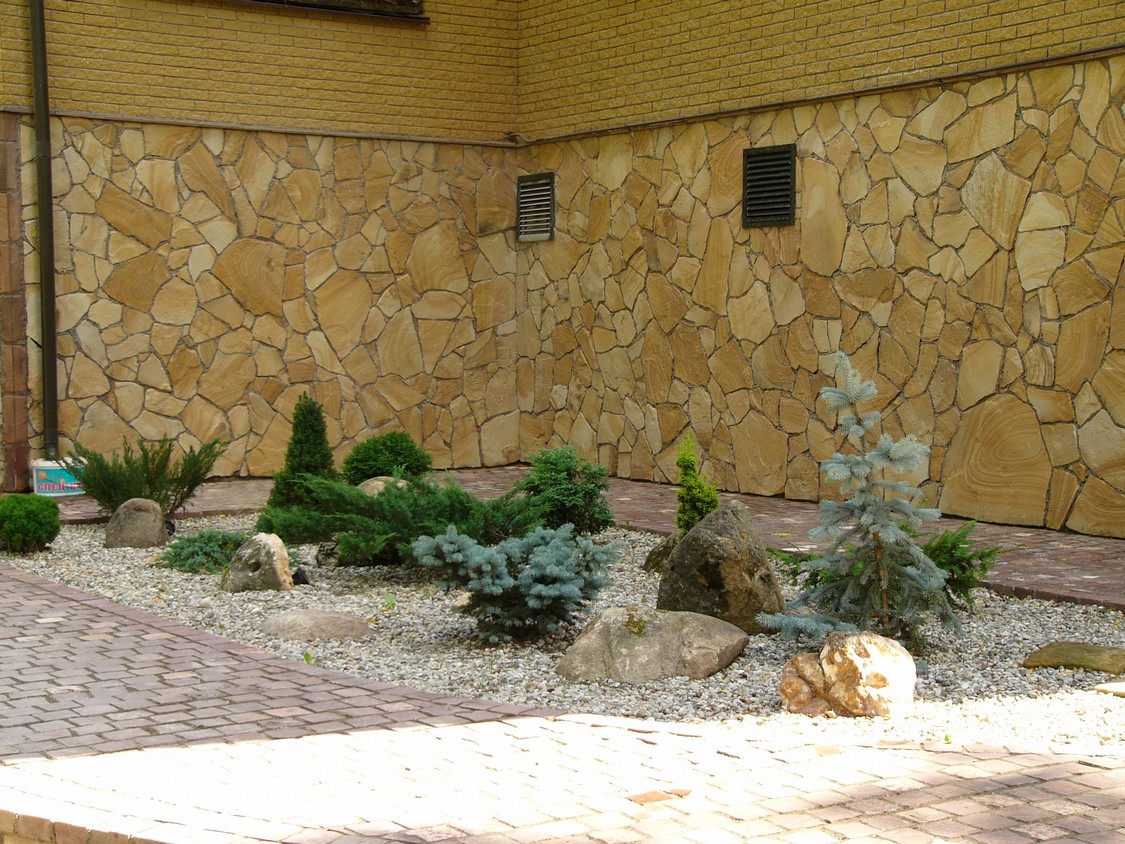 Песчаник пластушка желтый с разводом под дерево (2 см)  купить  в Москве плитняк желтый с разводами, желтый, рыжий, серый песчаник пластушка рваная ландшафтная 11 000 руб/м3   фото 