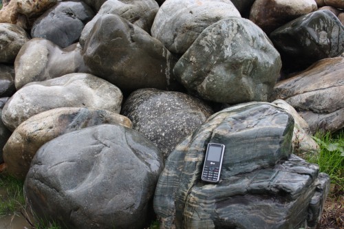  Речной валун Кабанчик фр.300-500 мм.  купить в Москве крупный природный камень галька серый, темно-серый речной валун галечник масштабный 7000 руб/т   фото 