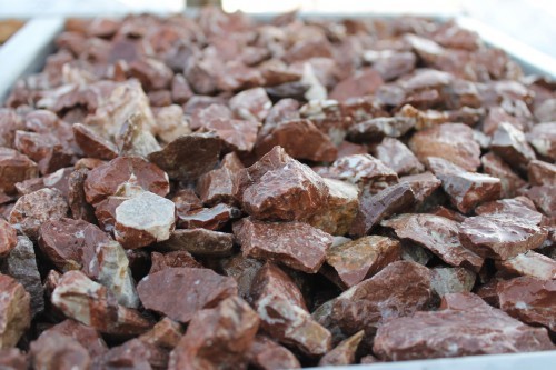  Мраморная крошка (щебень крошка розовый) фр. 20-40 мм.  купить  в Москве мрамор розовый, красный мраморная крошка декоративная 7700 руб/т   фото 