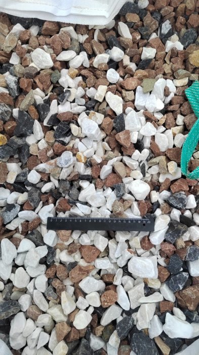 Микс разноцветной гальки (щебень галтованный микс:белый-зеленый-розовый) фр.20-40 мм.  купить  в Москве мрамор белый, зеленый, розовый мрамор декоративный (галтовка) 14500 руб/т   фото 