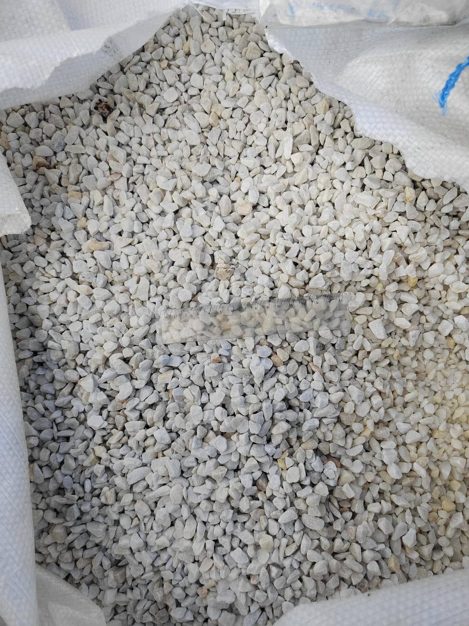  Мраморная крошка, щебень, цвет-белый, фр. 5-10 мм.  купить  в Москве мрамор белый, айвори, молочный мраморная каменная крошка ландшафтная 9500 руб/т   фото 