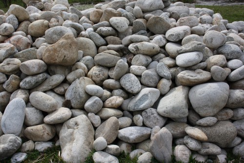  Бело-серый валунчик фр.100-300 мм.  купить в Москве крупный камень для ландшафта серый, белый бело-серый валун крупная галька 4500 руб/т   фото 