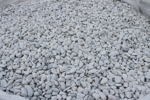  Белая мраморная галька (щебень галтованный белый) фр.10-20 мм.  купить  в Москве мрамор белый, молочный, айвори окатанный округлый декоративный ландшафтный щебень 14500 руб/т   фото 