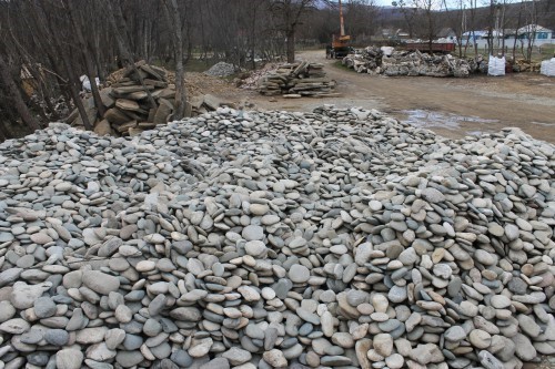 Kamenclub.ru: Галька речная плоская (ассорти) фр. 100-200-300 мм купить   в  Москвегалька галечник природный серый, белый темно-серый синий рыжий светло-серый природная галька плоская крупная 5500 руб/т   фото КАМЕНЬ КЛУБ