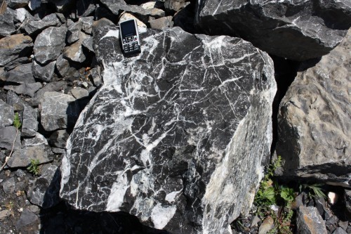  Черный мрамор скальник фр. 1000-1500 мм.  купить в Москве мрамор черный белый серый крупный колотый валун ландшафтный 9000 руб/т   фото 