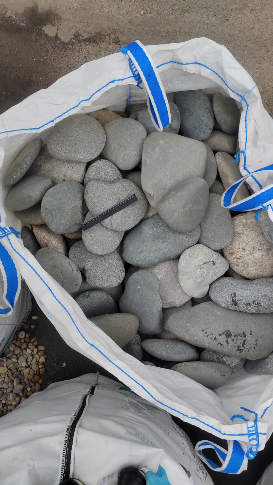 Kamenclub.ru: Галька речная плоская (темно-серая) фр. 70-150 мм. купить   в  Москвегалечник природный темно-серый серый синий речная плоская природная окатанная  7000 руб/т   фото КАМЕНЬ КЛУБ