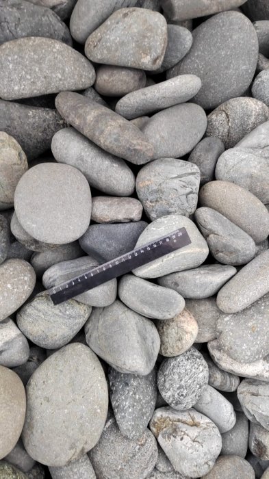  Галька речная окат (темно-серая) фр. 70-150 мм. купить   в Москве галька речная темно-серая, синяя, серая речная галька округлая  5000 руб/т   фото 