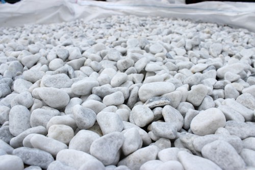  Белая мраморная галька (щебень галтованный белый) фр.10-20 мм.  купить  в Москве мрамор белый, молочный, айвори окатанный округлый декоративный ландшафтный щебень 14500 руб/т   фото 