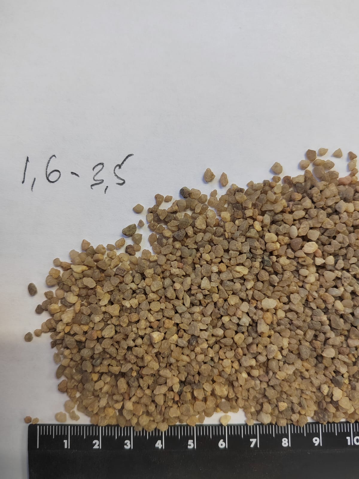 Кварцевый песок для водоподготовки фр. 1,6-3 мм.  купить в Москве фото 