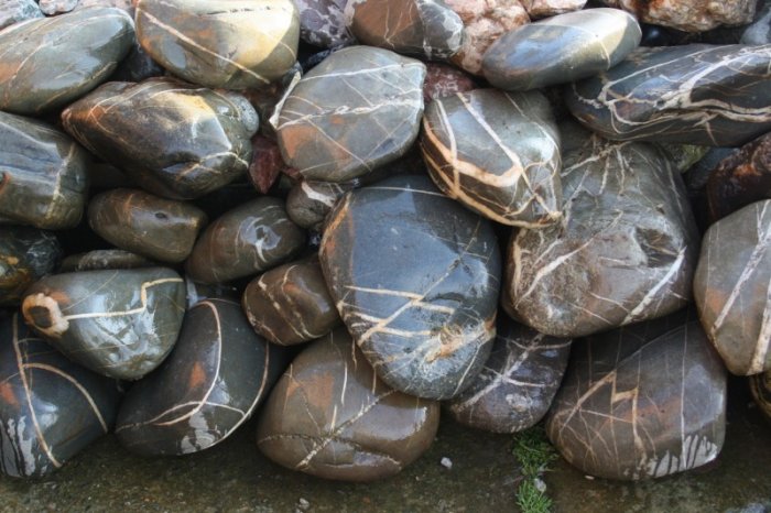 Валунчик Паутинник фр.100-300 мм  купить в Москве крупный природный камень галечник темно-серый с прожилками белый черный речной валунчик 5000 руб/т   фото 