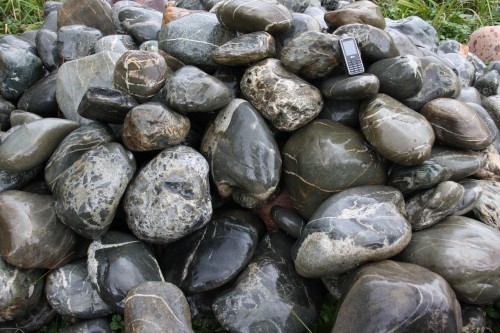  Валунчик Паутинник фр.100-300 мм  купить в Москве крупный природный камень галечник темно-серый с прожилками белый черный речной валунчик 5000 руб/т   фото 