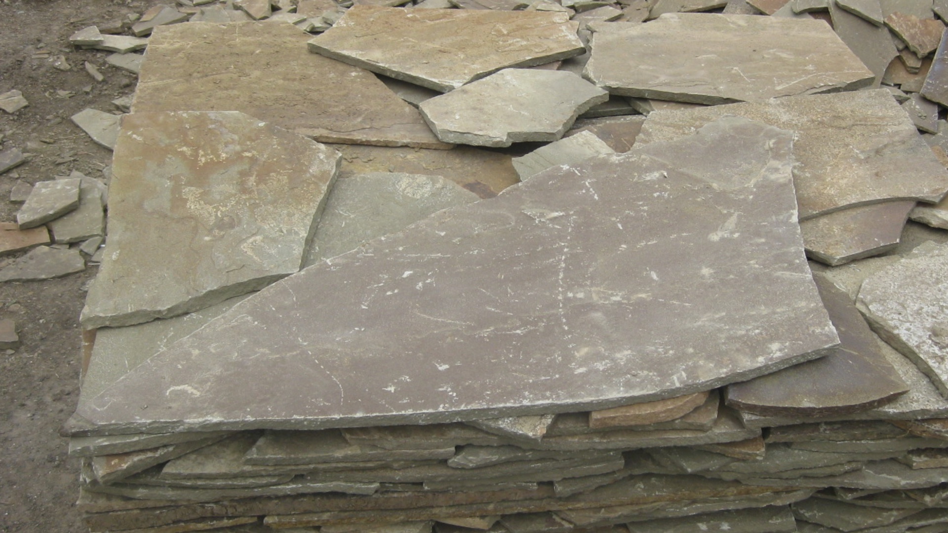 Песчаник пластушка серо-зеленый (1,5 см)  купить  в Москве плитняк - пластушка серо-зеленый, серый, зеленый пластушка рваная ландшафтная колотая 7 500 руб/м3   фото 