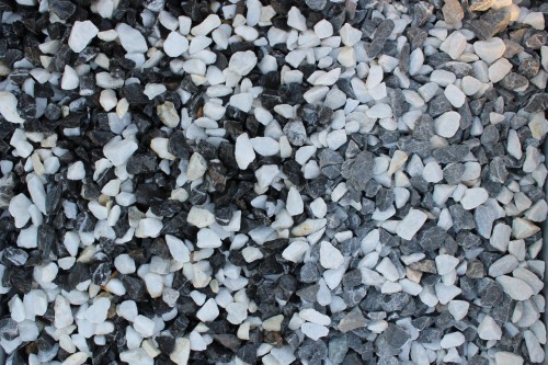  Мраморная крошка (щебень крошка микс : черный-белый) фр. 10-20 мм.  купить  в Москве мрамор белый, черный каменная декоративная крошка ландшафтная 9500 руб/т   фото 