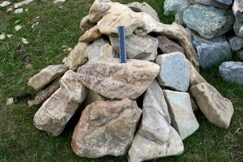 Песчаник декоративный ландшафтный (фр. 300-500 мм)  купить  в Москве песчаник желтый рыжий серый зеленый валун речной окатанный природный песчаника 4 500 руб/т   фото 