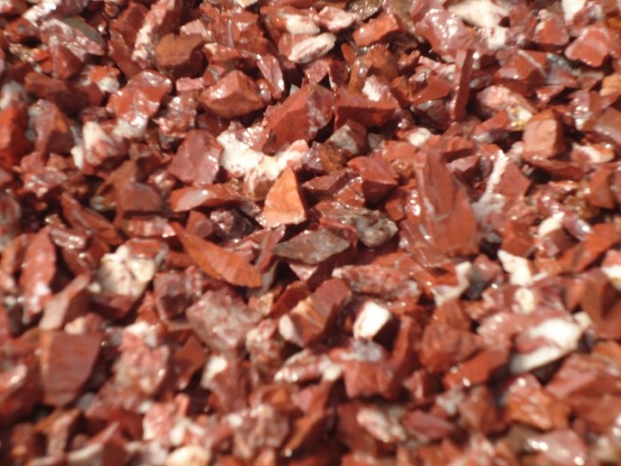  Щебень крошка красный (ЯШМА) фр. 5-10 мм.  купить  в Москве крошка каменная яшмы красный, бордовый, темно-красный декоративная крошка ландшафтная каменная яшмоидная 6 600 руб/т   фото 