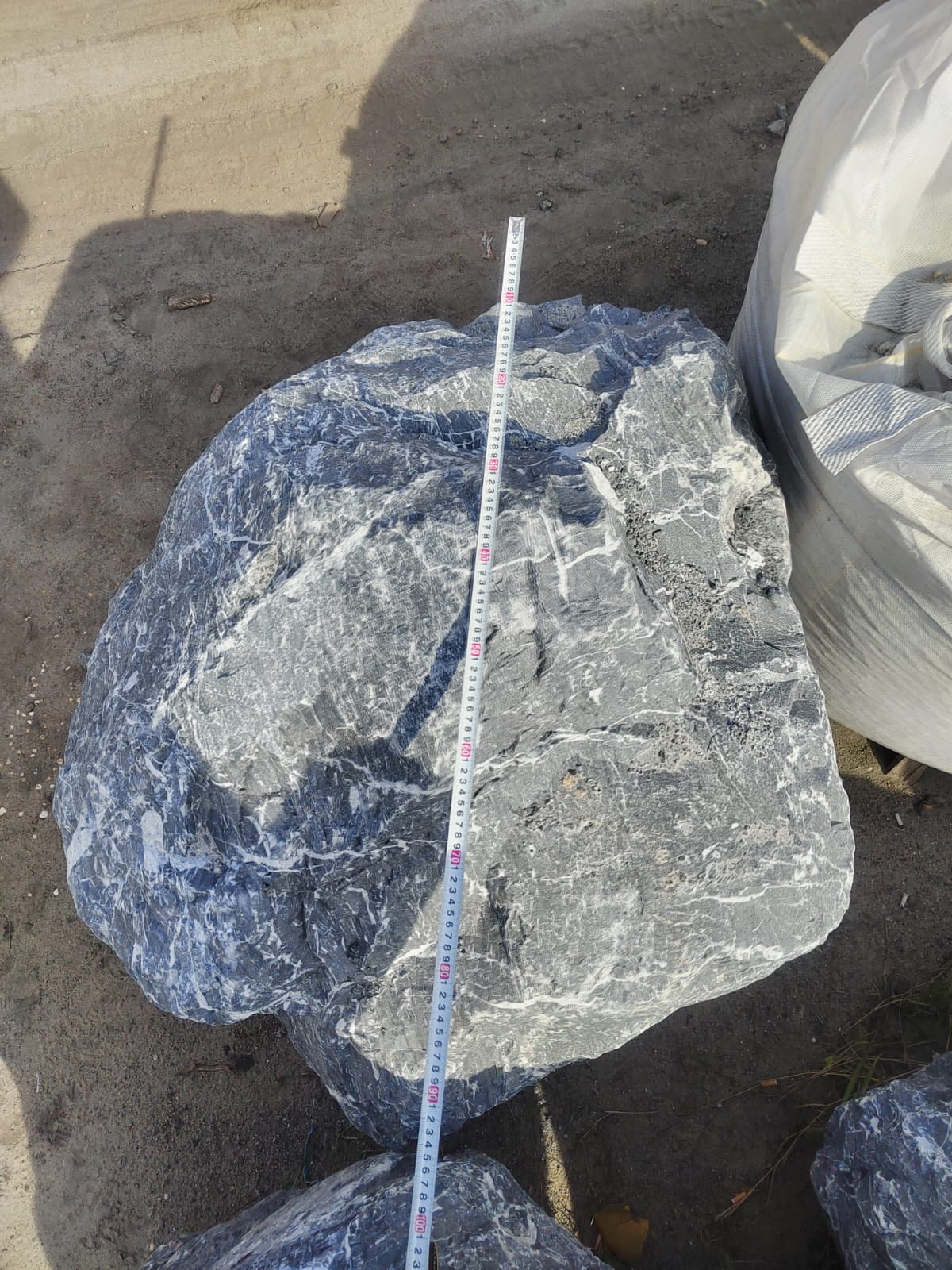  Черный мрамор скальник фр. 1000-1500 мм.  купить в Москве мрамор черный белый серый крупный колотый валун ландшафтный 9000 руб/т   фото 