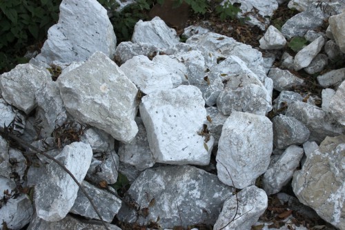  Мраморизированный известняк фр. 100-500 мм.  купить в Москве известняк серый белый темно-серый сероватый валун природного образования окатанный 7 500 руб/т   фото 