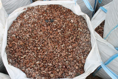  Мраморная крошка (щебень крошка розовый) фр. 10-20 мм.  купить  в Москве мрамор розовый, красный каменная декоративная крошка ландшафтная 7700 руб/т   фото 